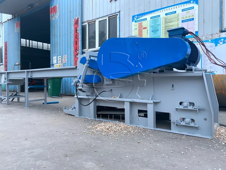 large scale wood chipping machine