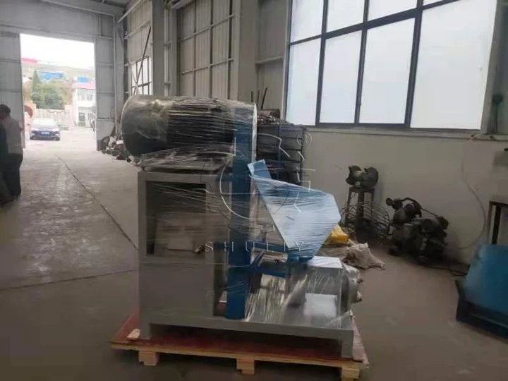 Máquina prensadora de aserrín enviada a Camboya